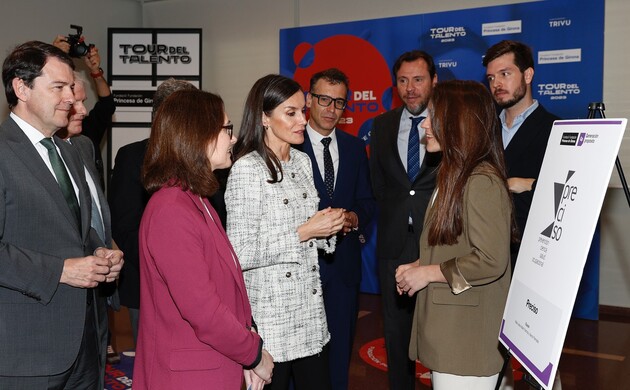 Doña Letizia recibe explicaciones de una de las iniciativas del programa