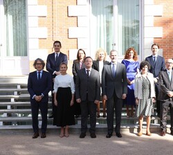 Su Majestad el Rey acompañado de los miembros del Consejo Fiscal