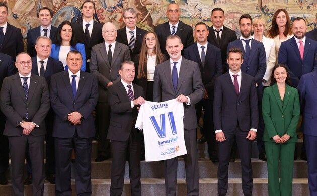 Don Felipe recibe, de manos del presidente del Club, la camiseta conmemorativa del centenario del Club, serigrafiada con Su nombre