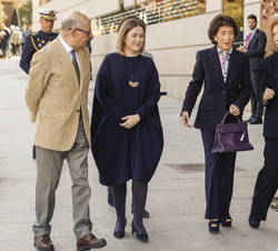 Doña Sofía a su llegada, acompañada por la consejera de Cultura, Turismo y Deporte de la Comunidad de Madrid; Marta Rivera; el director general del IN