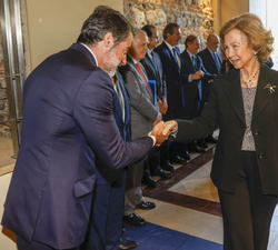 Su Majestad la Reina Doña Sofía recibe el saludo de los miembros del Patronato de la Escuela Superior de Música Reina Sofía