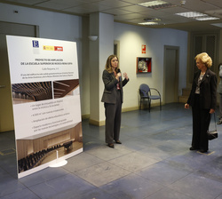 Su Majestad la Reina Doña Sofía recibe una explicación sobre el proyecto del nuevo edificio a cargo de la directora general de la Escuela Superior de 