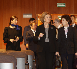 Su Majestad la Reina Doña Sofía acompañada por la presidenta de la Escuela, Paloma O’shea, entrando en el auditorio