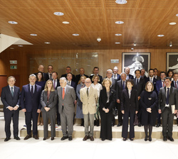 Fotografía de grupo de Su Majestad la Reina Doña Sofía con los miembros del Patronato de la Escuela Superior de Música Reina Sofía