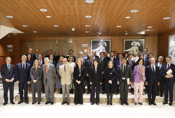 Fotografía de grupo de Su Majestad la Reina Doña Sofía con los miembros del Patronato de la Escuela Superior de Música Reina Sofía