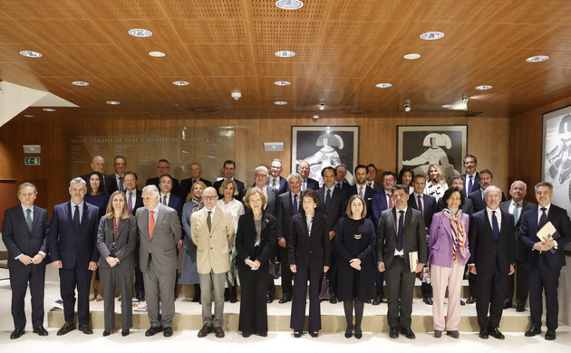 Fotografía de grupo de Su Majestad la Reina Doña Sofía con los miembros del Patronato de la Escuela Superior de Música Reina Sofía