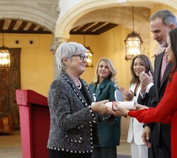 Entrega de la acreditación a Carmen Riu (Turismo y Gastronomía)