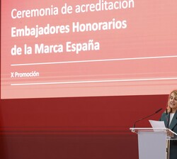 Patricia Urquiola, en representación de los Premiados agradeció esta distinción