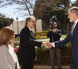 A su llegada, Su Majestad el Rey recibe el saludo del ministro de Universidades, Joan Subirats