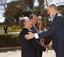 Su Majestad el Rey recibe el saludo de las autoridades a su llegada