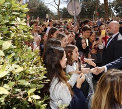 A su llegada, Su Majestad el Rey recibe el saludo de los jóvenes universitarios se congregaron en los alrededores