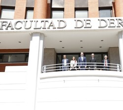 Su Majestad el Rey junto a las autoridades que los recibieron a su llegada