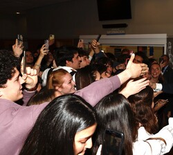 A su entrada al edificio, Su Majestad el Rey recibe el saludo de los universitarios