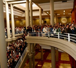 Su Majestad el Rey saluda a los universitarios que le esperaban a su llegada