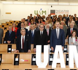 Su Majestad el Rey junto a un grupo de representantes de la promoción y miembros del claustro académico y las autoridades
