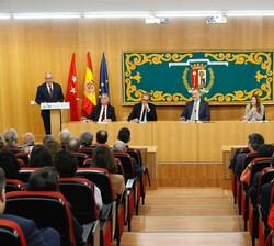 Su Majestad el Rey durante el desarrollo de la sesión