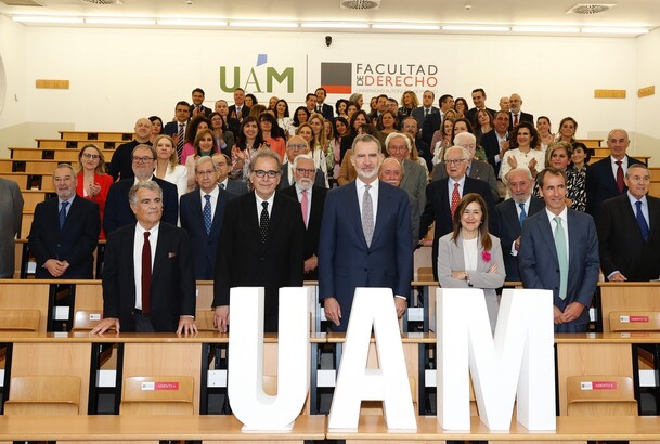Su Majestad el Rey junto a un grupo de representantes de la promoción y miembros del claustro académico y las autoridades