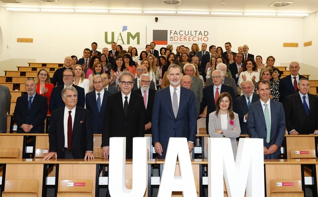 Su Majestad el Rey junto a un grupo de representantes de la promoción y miembros del claustro académico y las autoridades