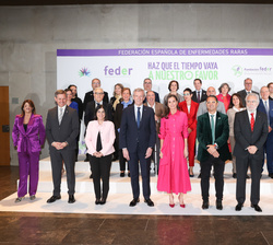 Fotografía de grupo de Su Majestad la Reina con las autoridades, y la Junta Directiva y miembros del Patronato de FEDER