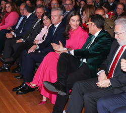 Su Majestad la Reina en primera fila de asientos conversa con el presidente de FEDER, Juan Carrión