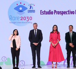 Su Majestad la Reina acompañada por el presidente de la Xunta, la ministra de Sanidad, alcalde de Santiago de Compostela y el presidente de FEDER