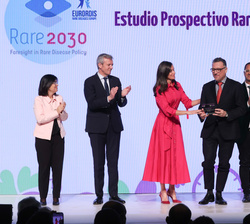 Su Majestad la Reina tras la entrega el Reconocimientos FEDER 2023, EURORDIS a Yann Le Cam