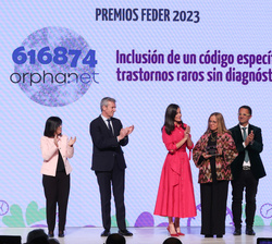 Su Majestad la Reina tras la entrega el Reconocimientos FEDER 2023, Orphanet a Ana Rath