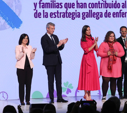 Su Majestad la Reina tras la entrega el Reconocimientos FEDER 2023, Colectivo de entidades y personas con enfermedades raras y familiares de personas 