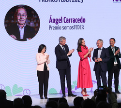 Su Majestad la Reina tras la entrega el Reconocimientos FEDER 2023, “SOMOS FEDER” a Ángel Carracedo