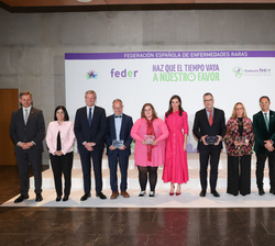Fotografía de grupo de Su Majestad el Rey con las autoridades y los galardonados con los Reconocimientos FEDER 2023 