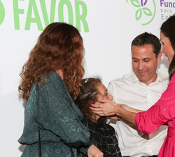 Su Majestad la Reina conversa con una familia con una hija con una enfermedad rara