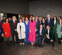 Fotografía de grupo de Su Majestad la Reina con los asistentes al acto