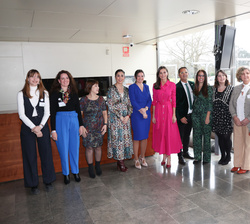 Fotografía de grupo de Su Majestad la Reina con el equipo de FEDER