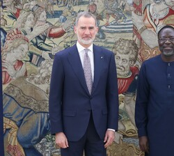 Su Majestad el Rey junto al presidente de la Comisión de la Comunidad Económica de Estados de África Occidental, Omar Alieu Touray