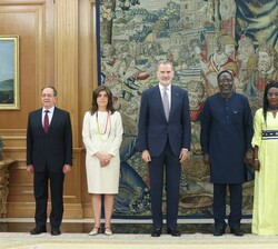 Su Majestad el Rey y el presidente de la CEDEAO junto a las autoridades que les acompañan