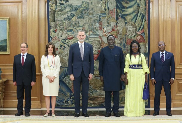 Su Majestad el Rey y el presidente de la CEDEAO junto a las autoridades que les acompañan