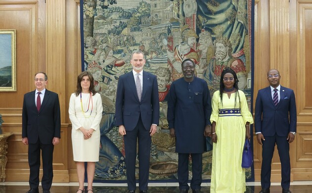 Su Majestad el Rey y el presidente de la CEDEAO junto a las autoridades que les acompañan