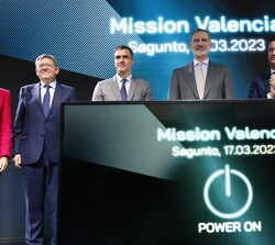 Don Felipe en el acto de encendido simbólico