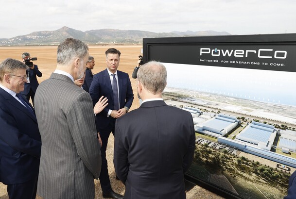 Don Felipe recibe explicaciones del proceso de construcción de la gigafactoría