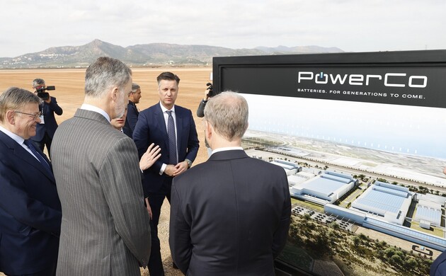 Don Felipe recibe explicaciones del proceso de construcción de la gigafactoría