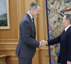 Su Majestad el Rey recibe el saludo del presidente de honor de Mitsubishi Corporation, Mikio Sasaki
