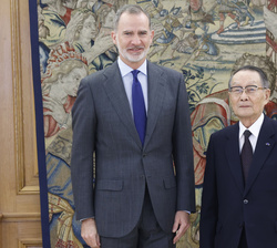 Su Majestad el Rey junto al presidente de honor de Mitsubishi Corporation, Mikio Sasaki