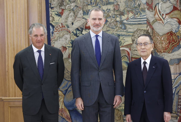 Su Majestad el Rey acompañado por el presidente de honor de Mitsubishi Corporation, Mikio Sasaki y el presidente de Acciona, José Manuel Entrecanales