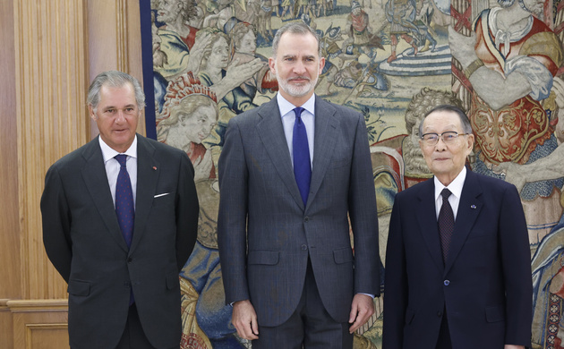 Su Majestad el Rey acompañado por el presidente de honor de Mitsubishi Corporation, Mikio Sasaki y el presidente de Acciona, José Manuel Entrecanales