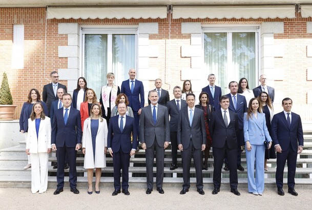Su Majestad el Rey junto a una representación de los socios de Management Solutions
