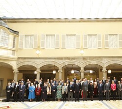 Don Felipe acompañado de una representación de los miembros del Comité Ejecutivo del Congreso Judío Mundial