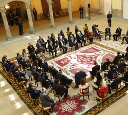 Vista general del Patio de los Austrias durante el encuentro que Su Majestad el Rey mantuvo con una representación de los miembros del Comité Ejecutiv
