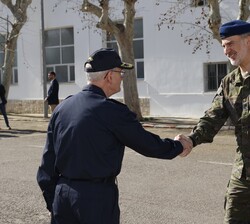 A su llegada, Su Majestad el Rey recibe el saludo del Jefe de Estado Mayor d ela Defensa (JEMAD), el Almirante General Teodoro Esteban López Calderón