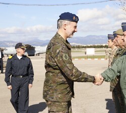 Su Majestad el Rey recibe el saludo de las autoridades militares a su llegada