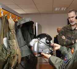 Uno de los pilotos enseña los dispositivos del casco que utilizan a Su Majestad el Rey